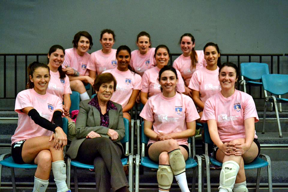 El Vóleibol Femenino del CSD Colo-Colo se unió a campaña y se puso la camiseta contra el Cáncer de Mama